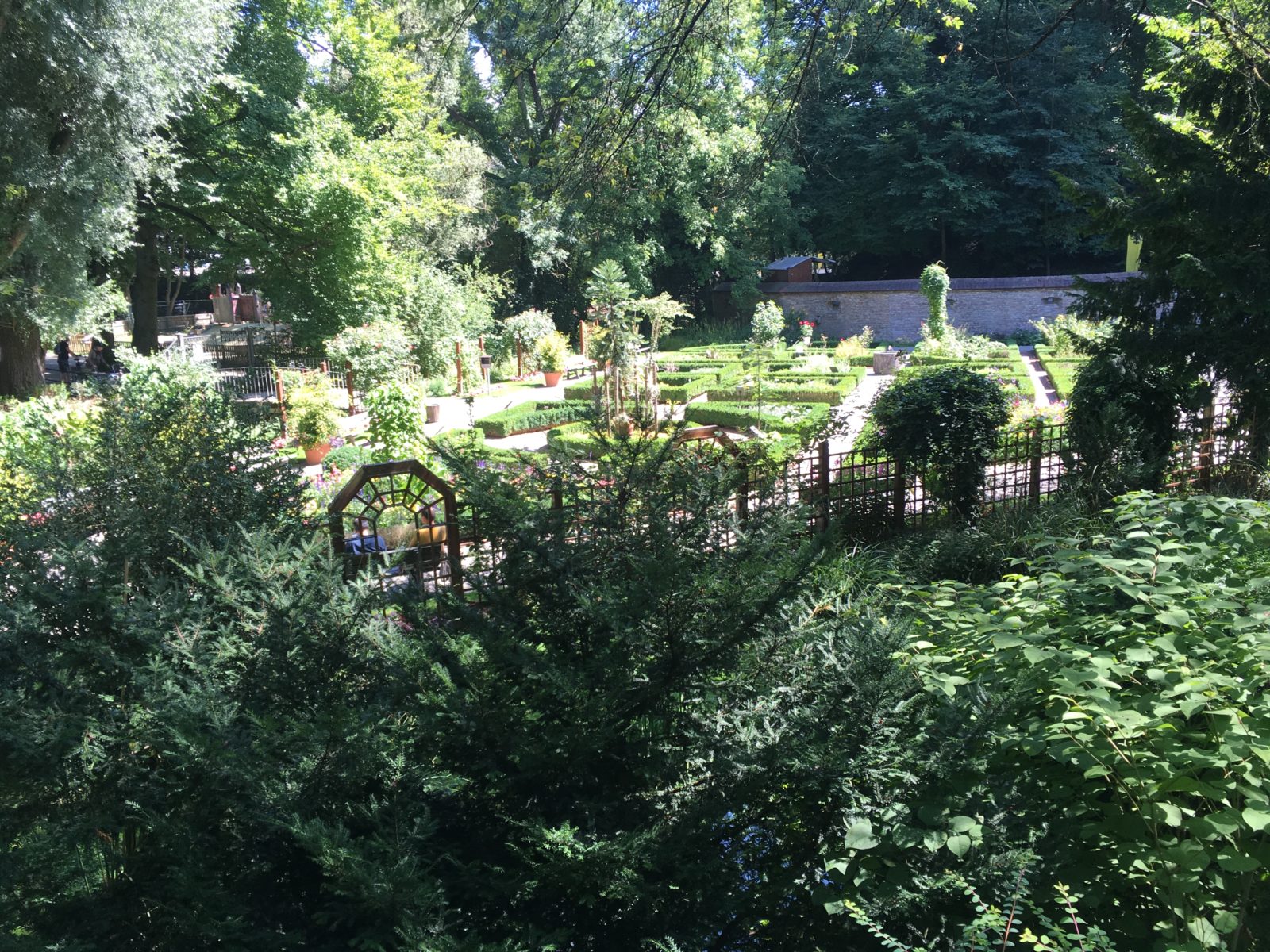 eine idyllische grüne Oase mitten in der Stadt