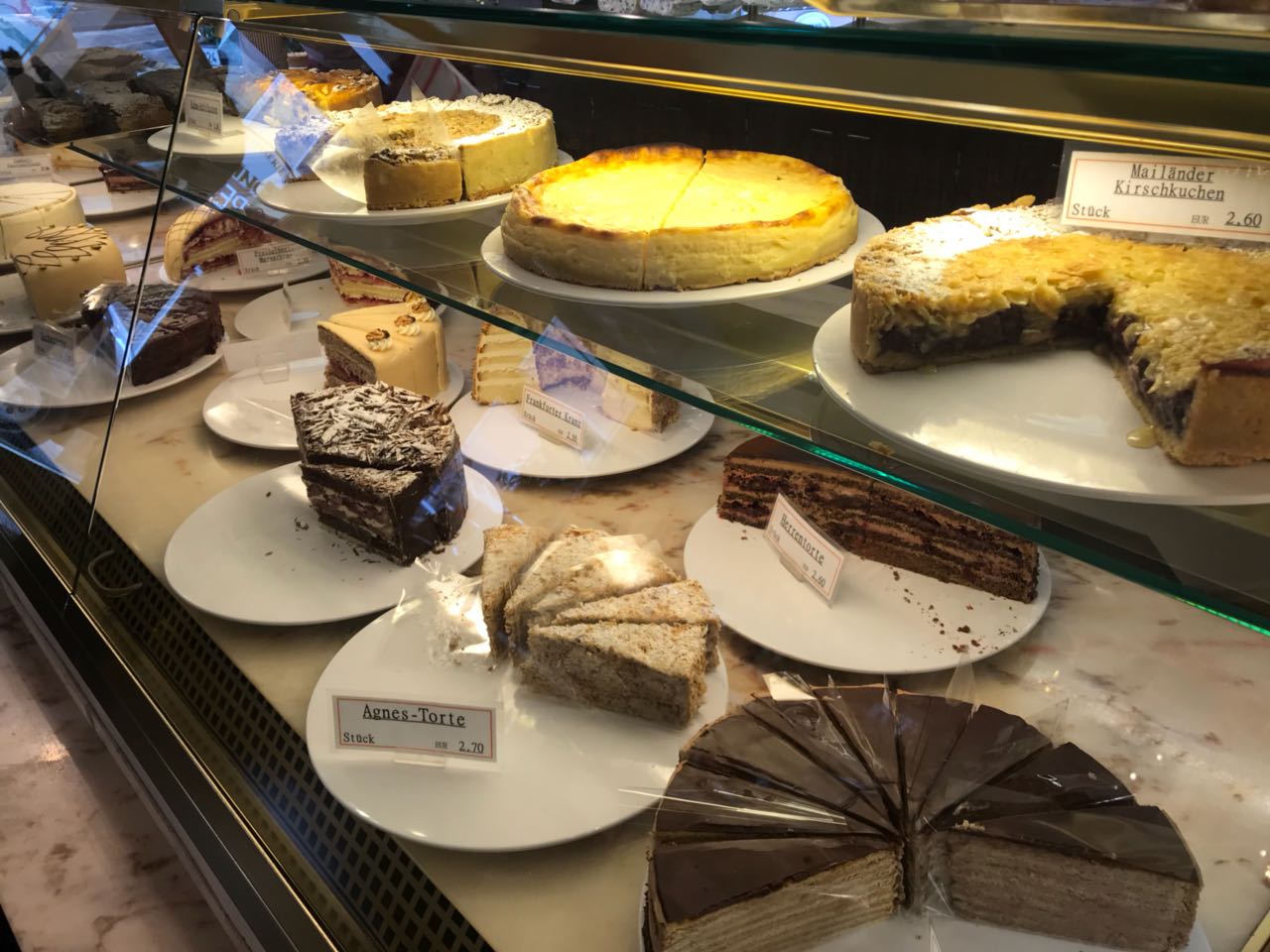 Eine große Auswahl an hausgemachten Kuchen und Torten