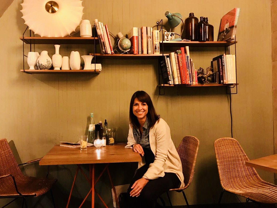 Karin genießt ihr Abendessen