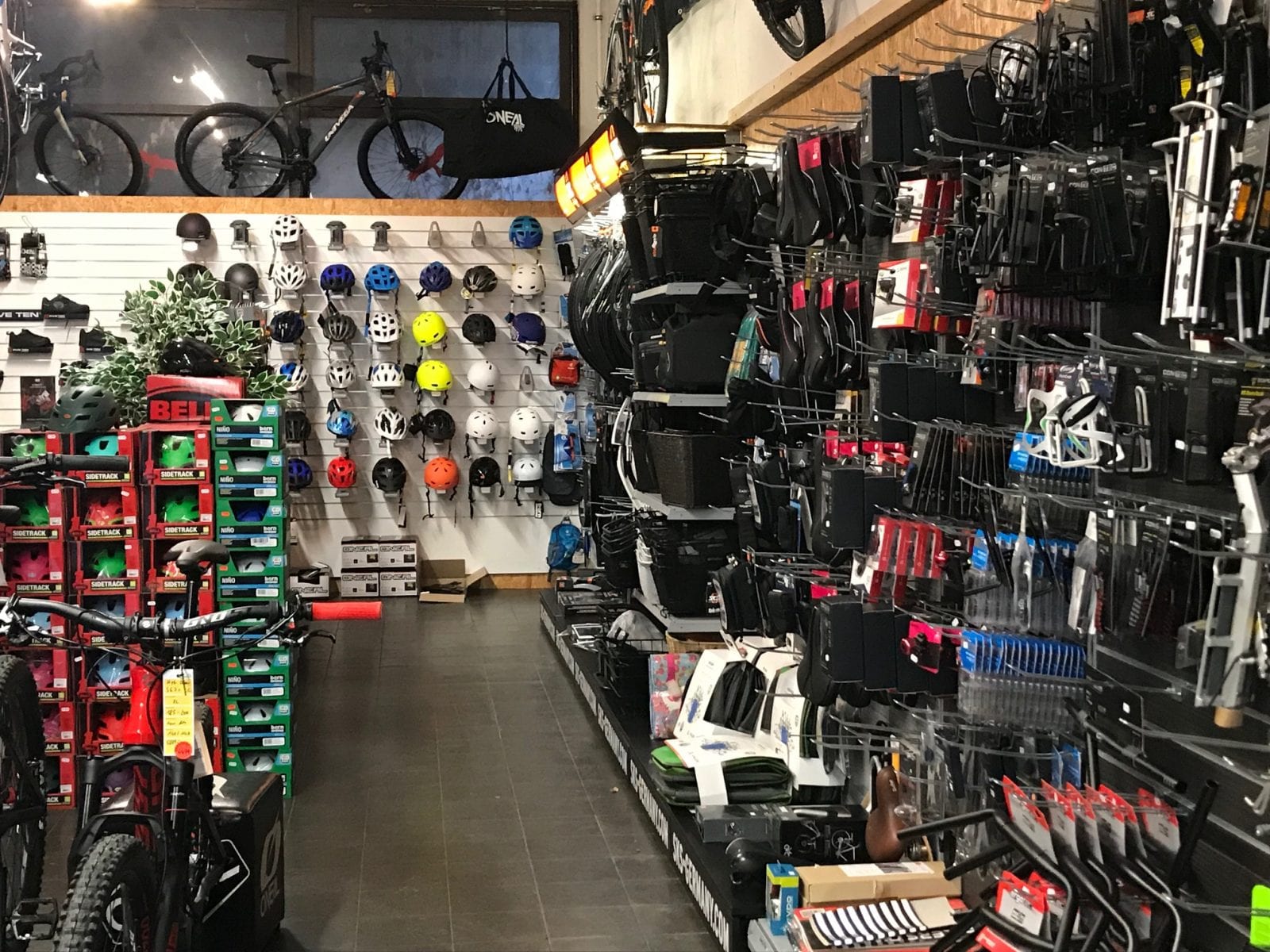 Großes Sortiment mit bekannten Marken