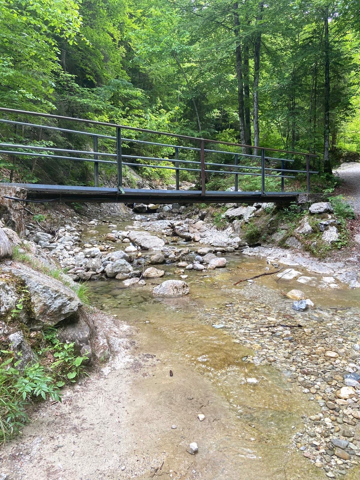 Stege zu den sehenswerten Wasserfällen