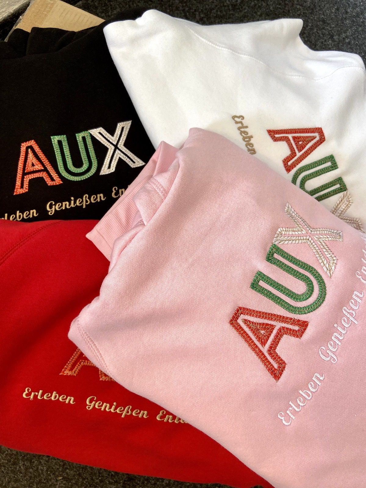 AUX-Hoodie in schwarz, rot, weiß und rosa