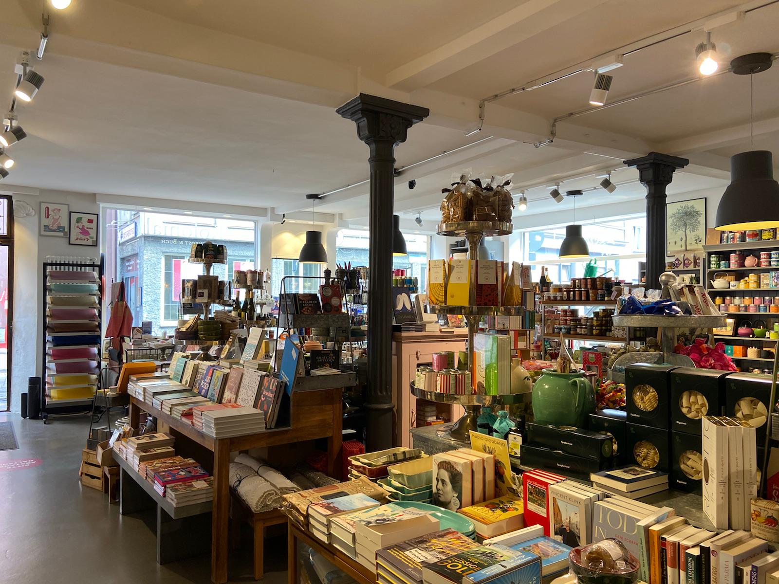 Kolonial Feinkost und Buch