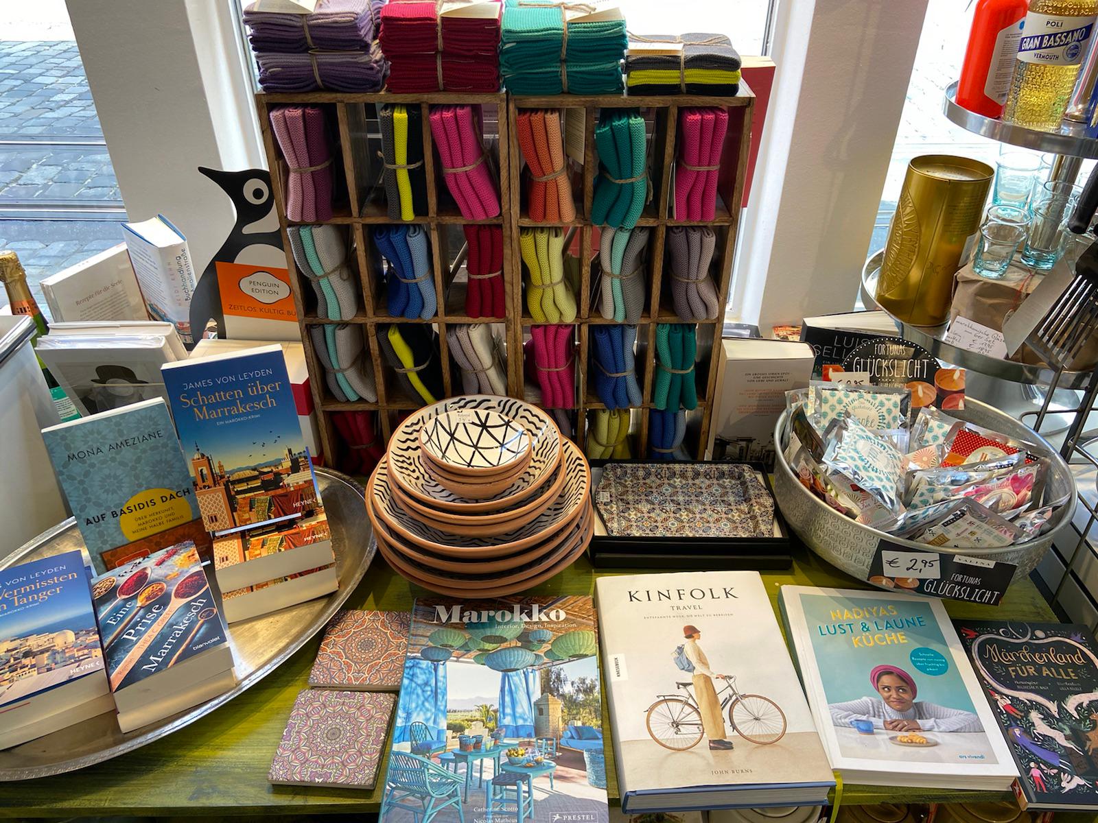 Reiseführer im Kolonial Feinkost und Buch