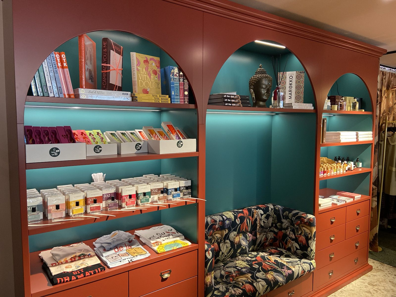 Bücher, dekorative Kosmetik ©Steve_Herud