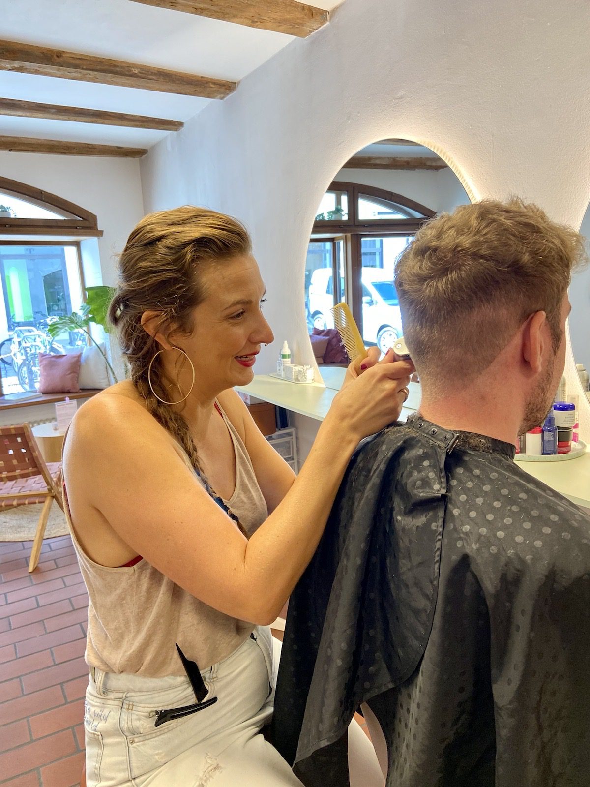 Anina im Einsatz als Friseurin