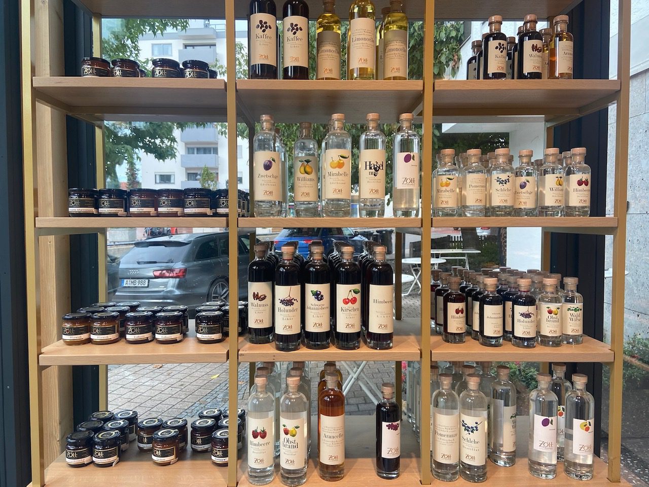 Frisches Obst und Liköre aus der Region