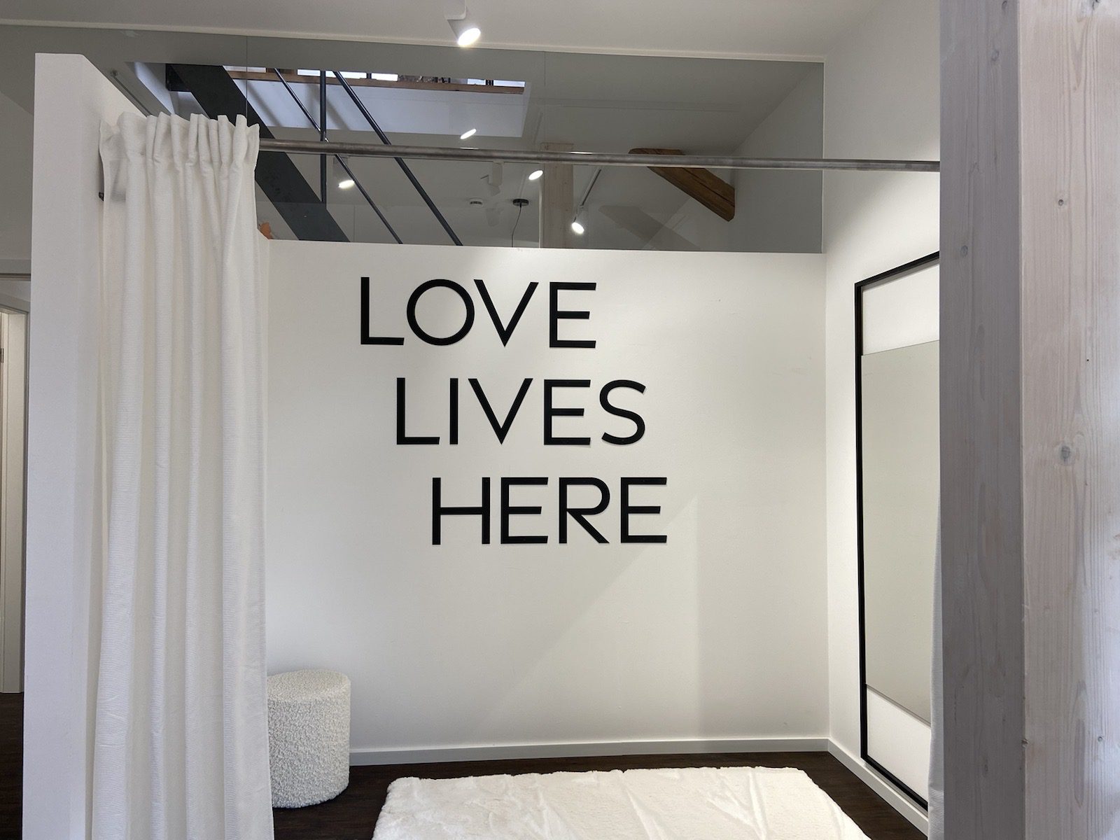 das Motto Love lives here