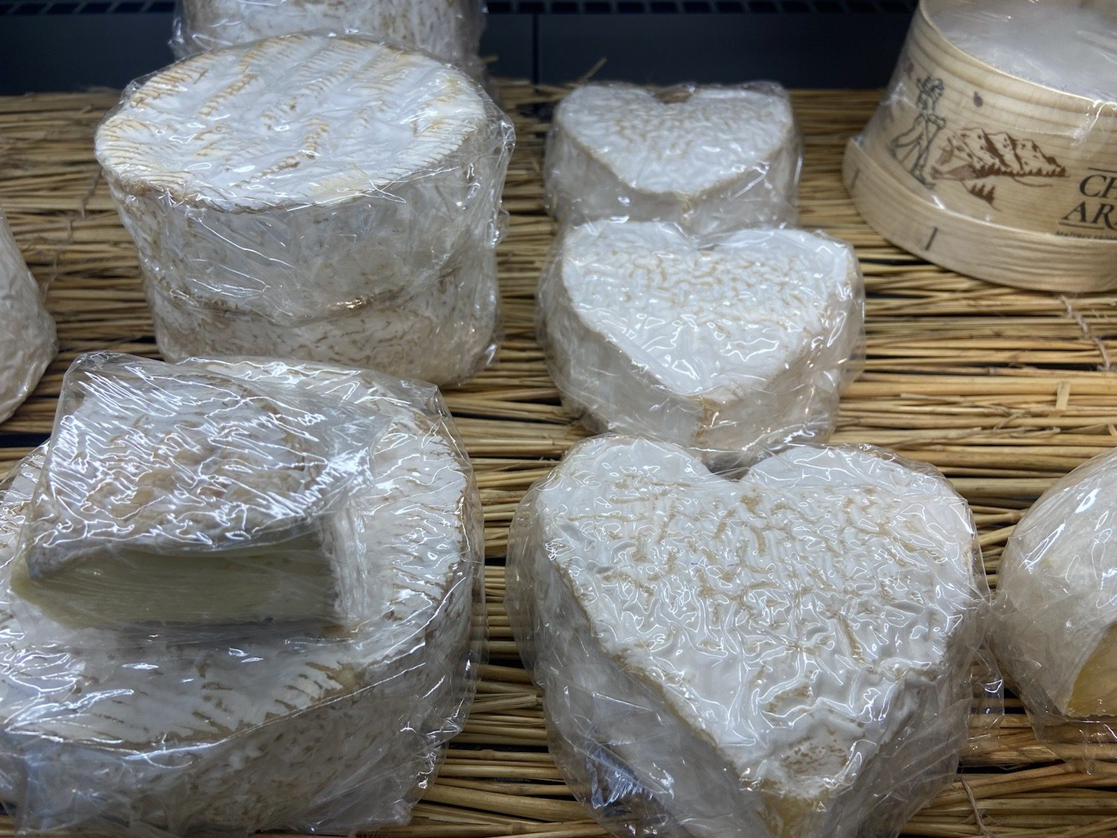 Coeur du Neufchatel - Französischer Weichkäse aus Kuhmilch mit Außenschimmel.