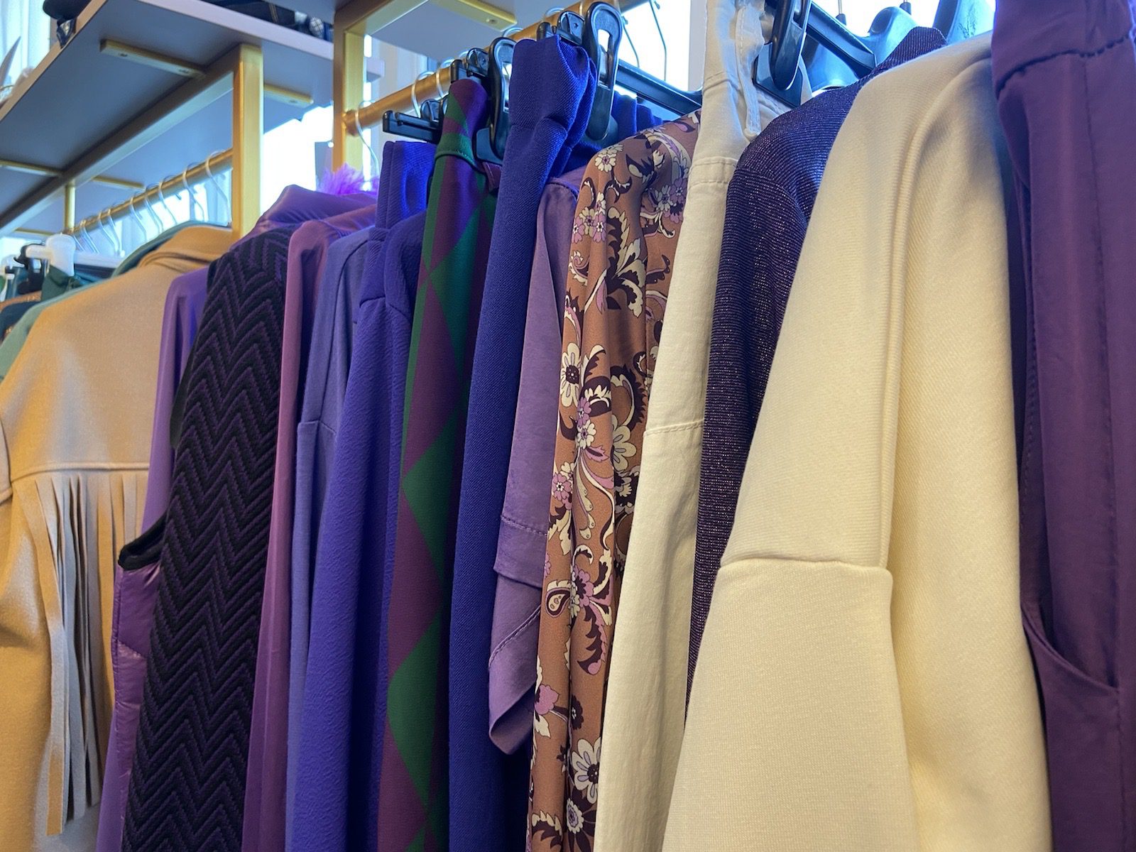 Italienische Mode farblich sortiert