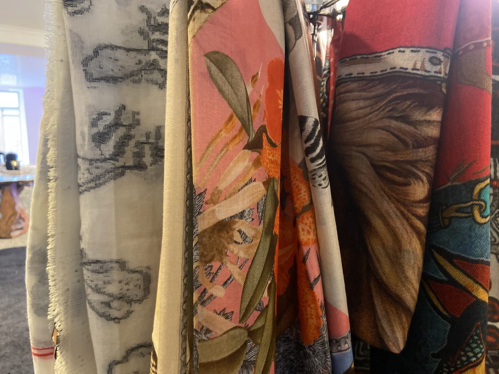 Schals in schönen Farben und Stoffen