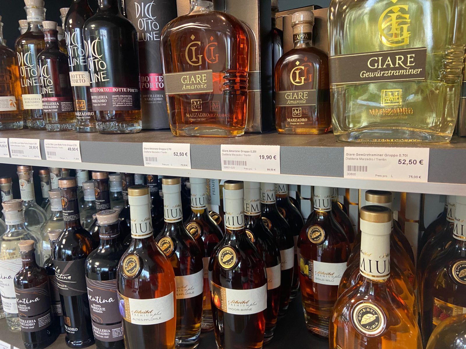 Große Auswahl an Likören und Spirituosen