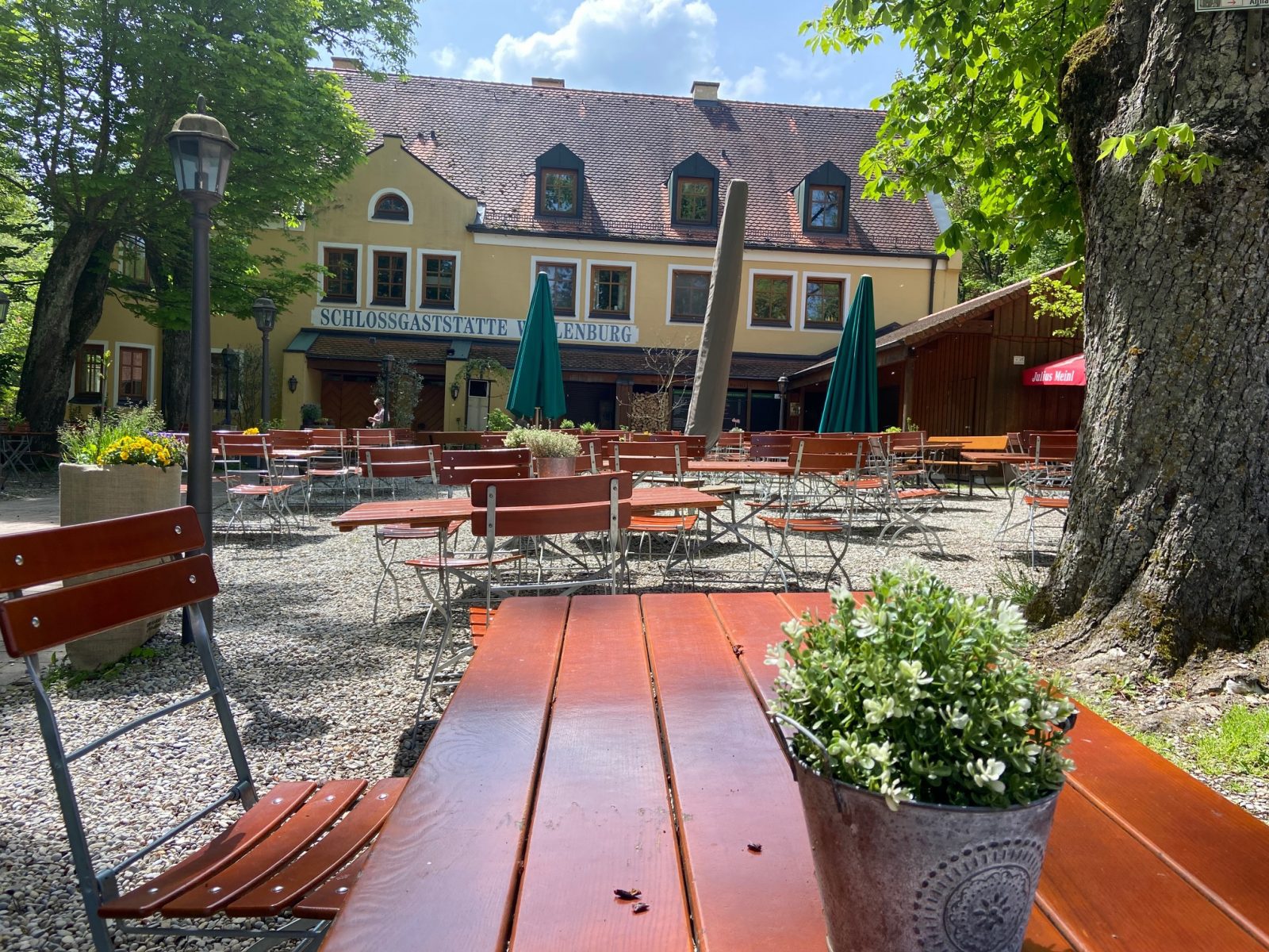 Biergarten Wellenburg -lecker Essen unter Kastanien
