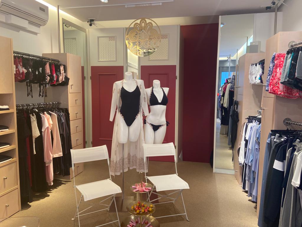 Große Auswahl an Dessous und Bademode