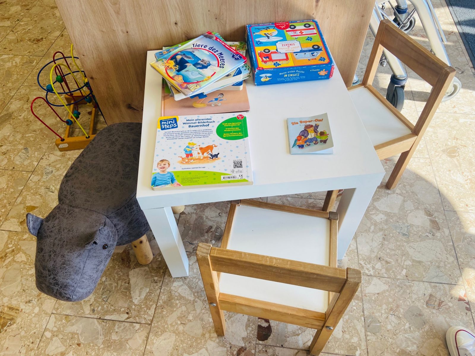 Maltisch für die kleinen Besucher