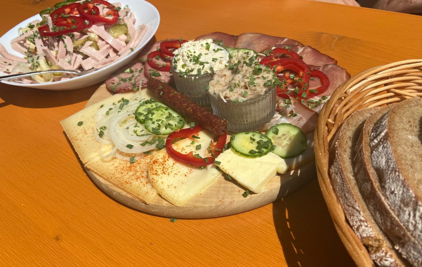 rustikale Brotzeit in der Pfarralpe