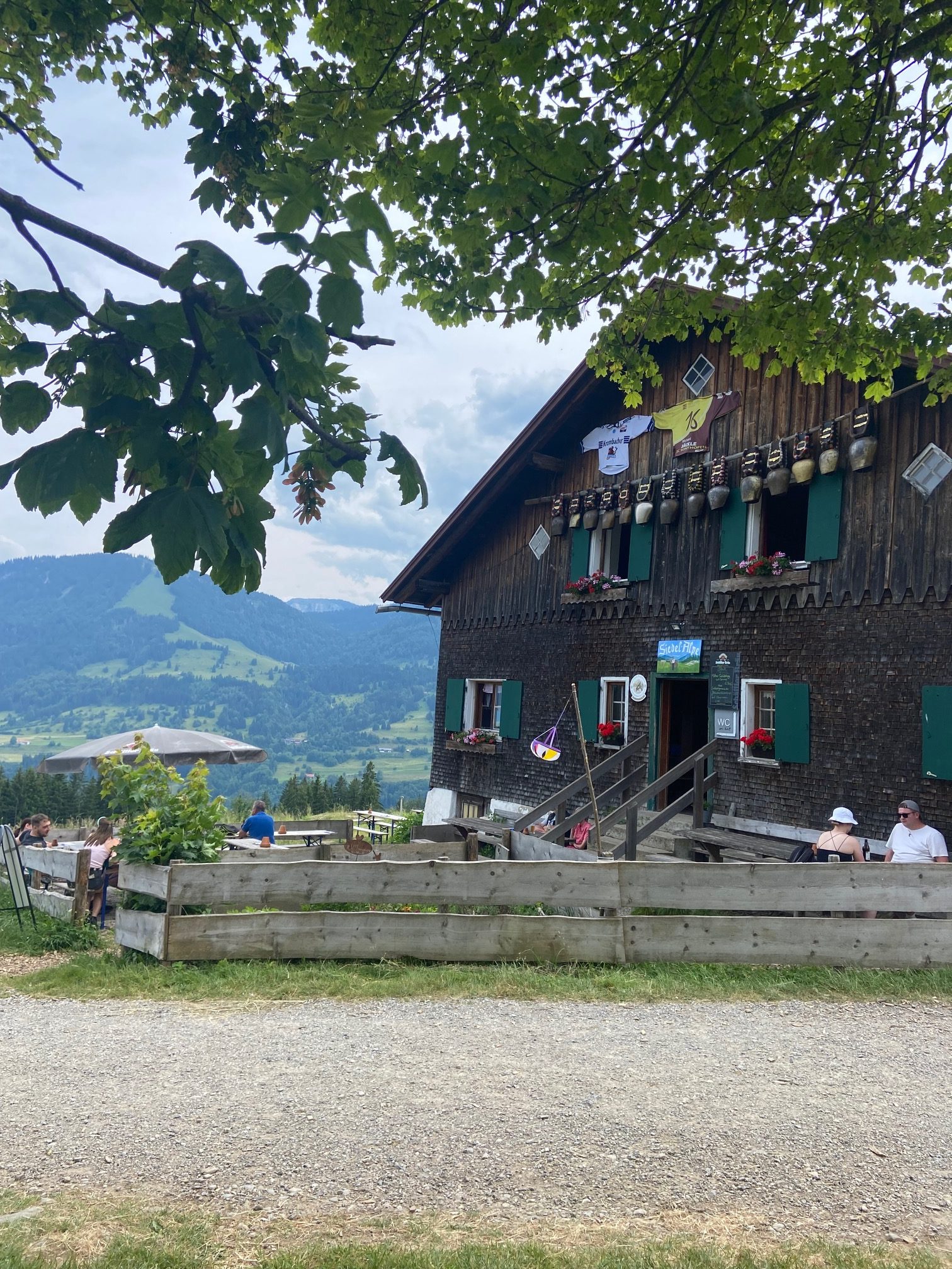 Die auf 1050m erbaute Pfarralpe liegt wunderschön auf einem Hügel