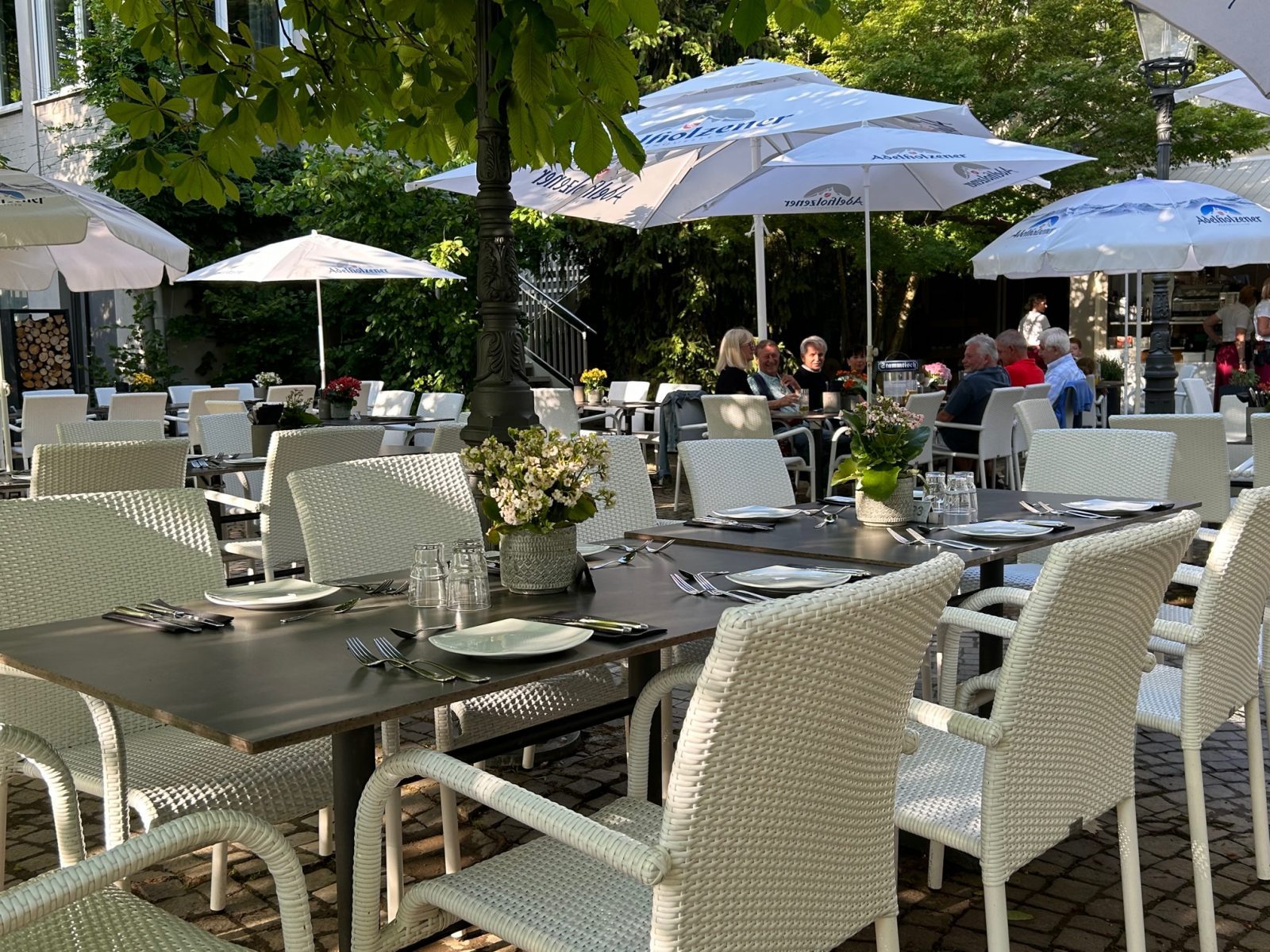 in ungezwungener Atmosphäre ein kühles Bier genießen