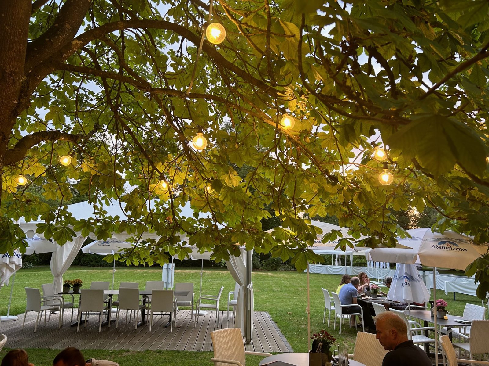 Parkhotel Schmid - Biergarten im Grünen