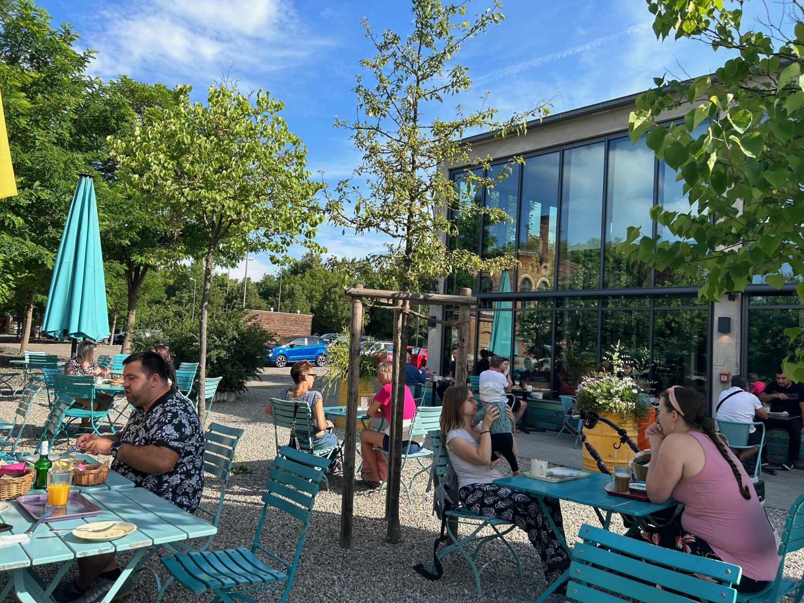 Großzügige Außenanlage mit Sitzgelegenheit