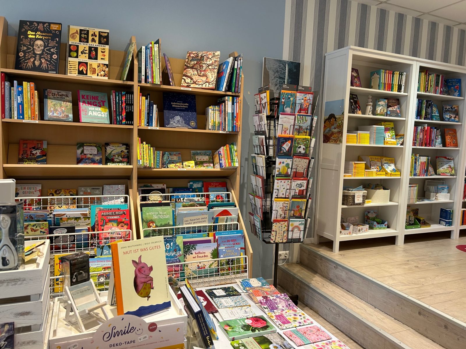 schön dekorierte Bücher, kleine Geschenkchen und besondere Grußkarten