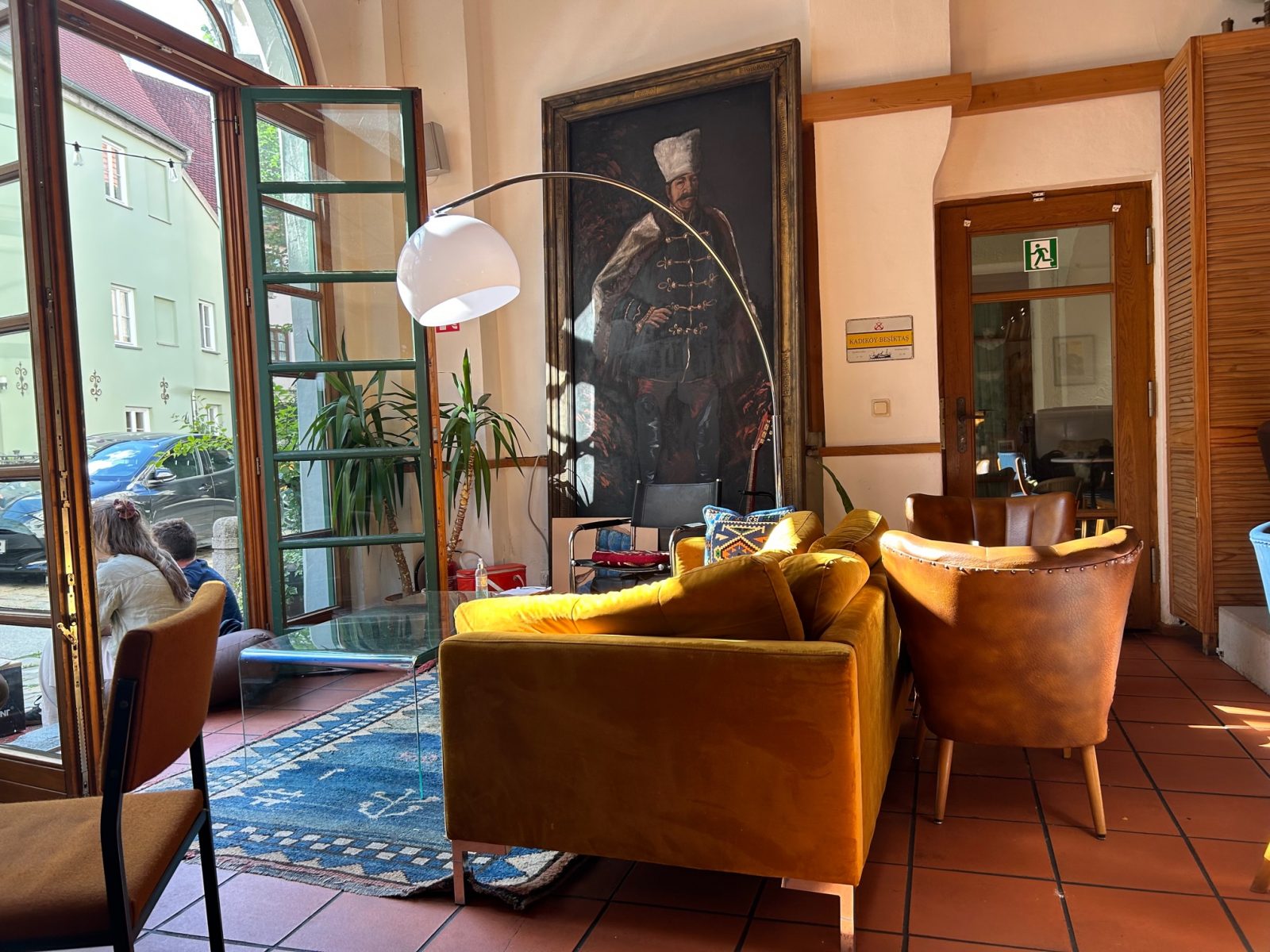 Bequeme Sessel im Café Dede