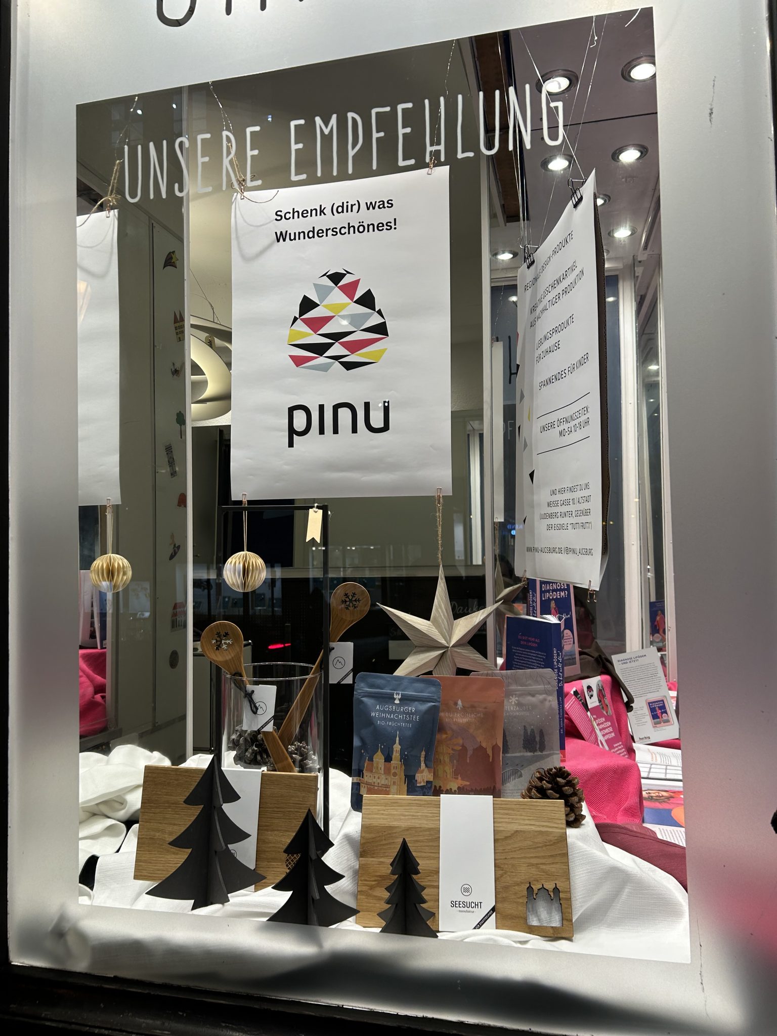 Pinu präsentiert sich im Showroom
