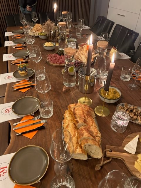 Verschiedene Antipasti, bestes Olivenöl und leckeres Baguette