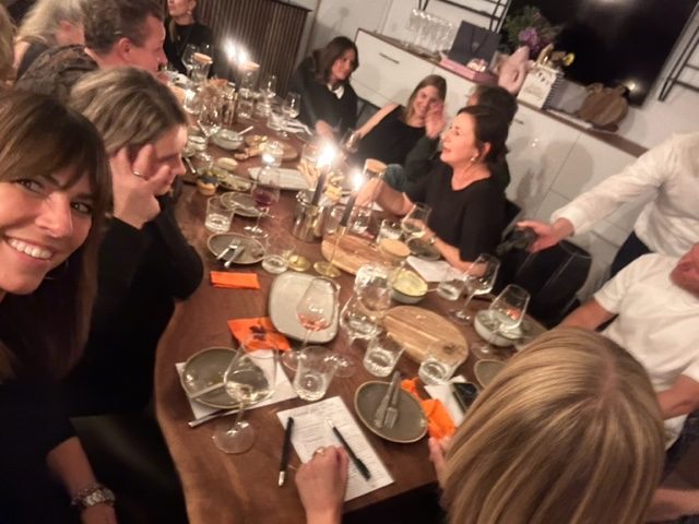 üppig gedeckte, lange Tafel