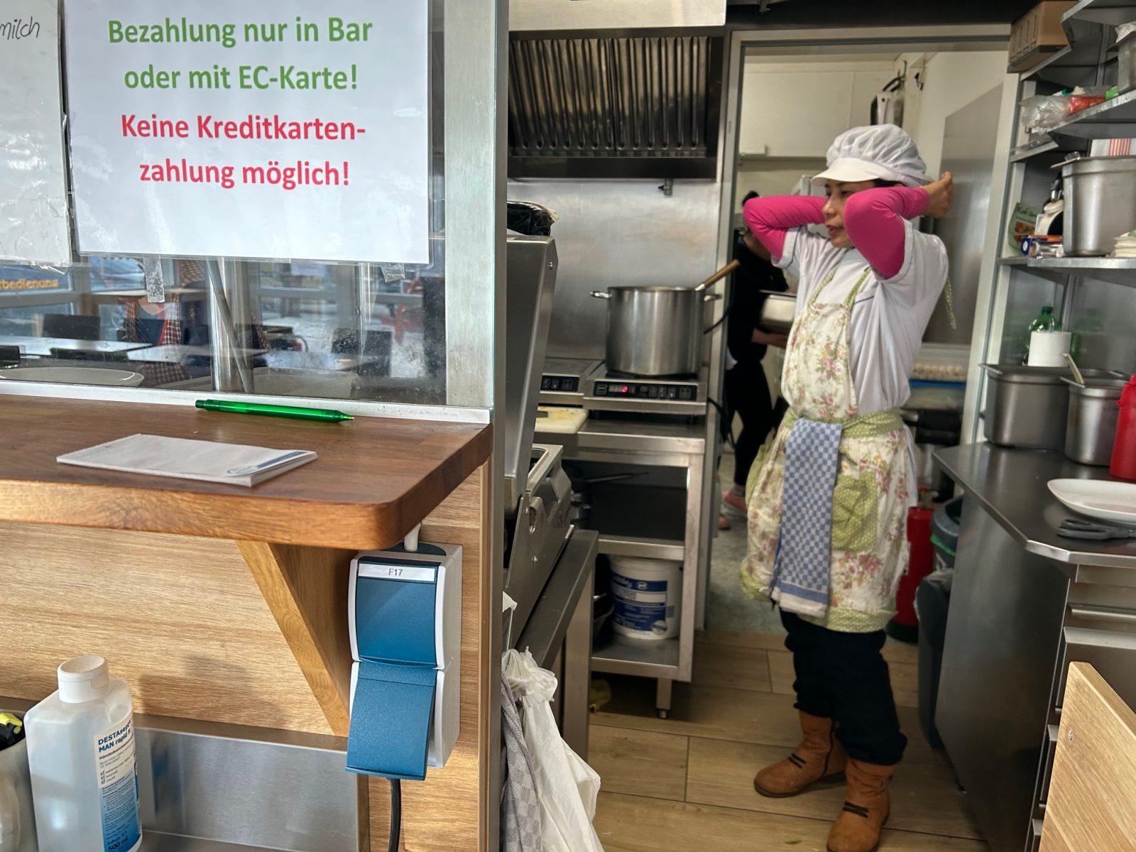 Beste Stimmung in der Küche mit den thailändischen Köchinen