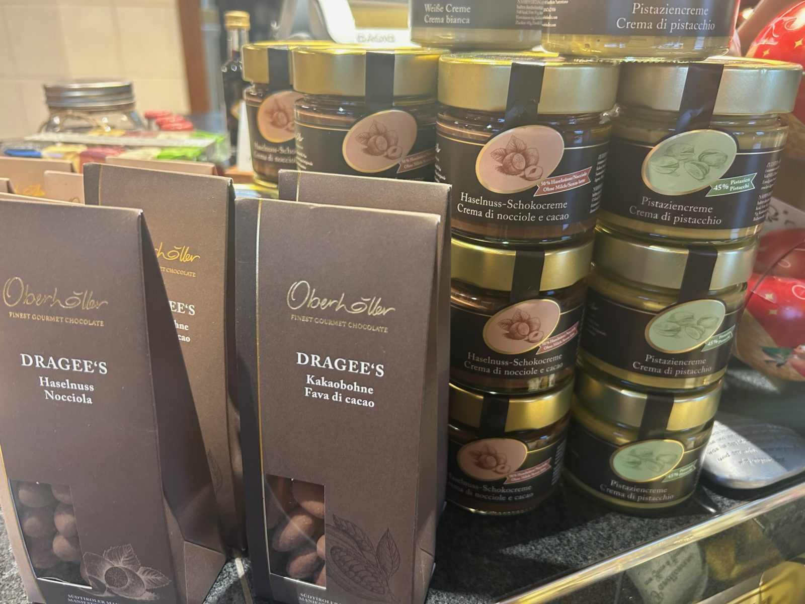 an Geschenkartikeln, Lebensmitteln und Weinen von hoher Qualität