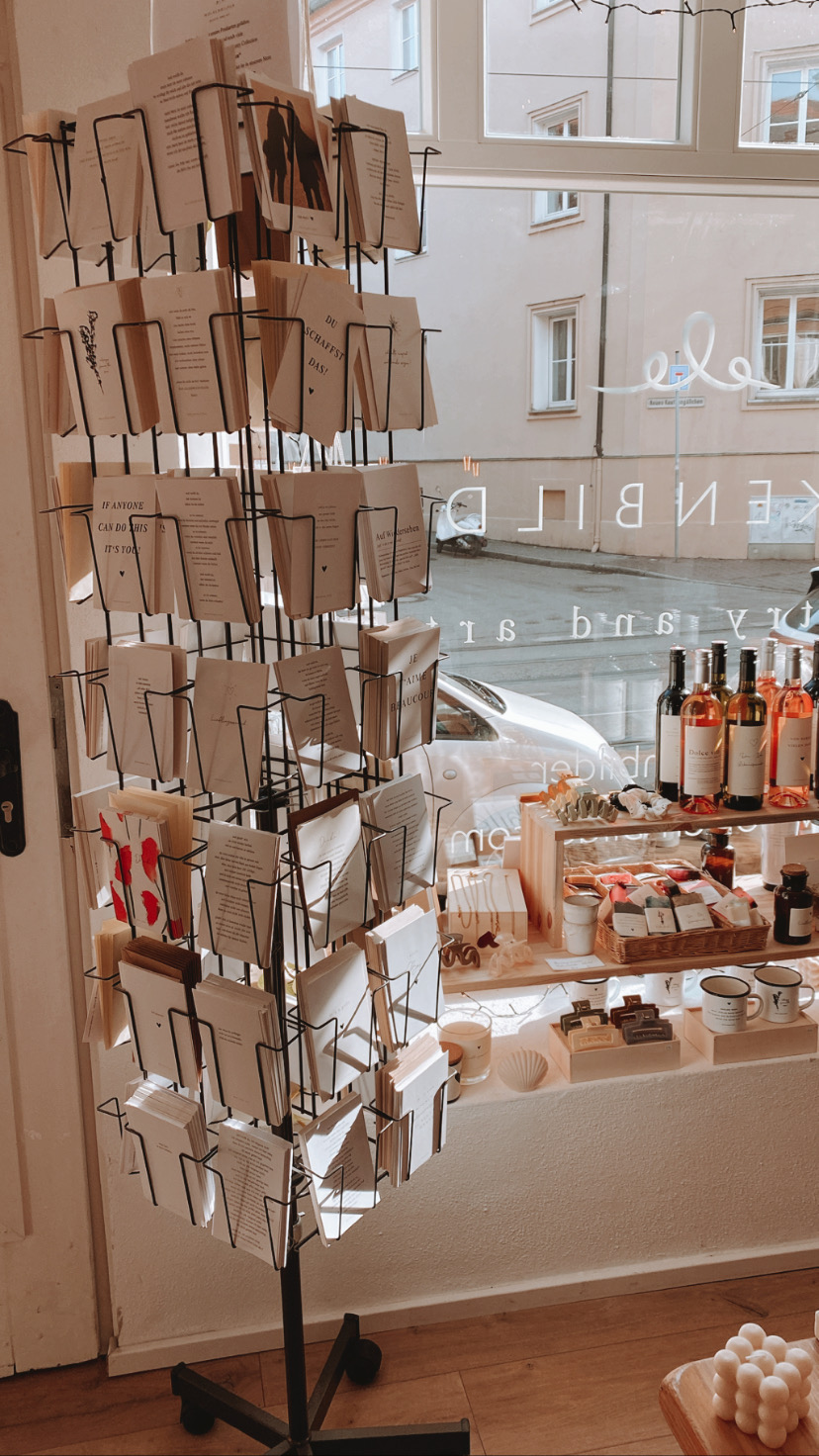 Wunderschöne Texte zieren die Wände, Postkarten und Geschenke