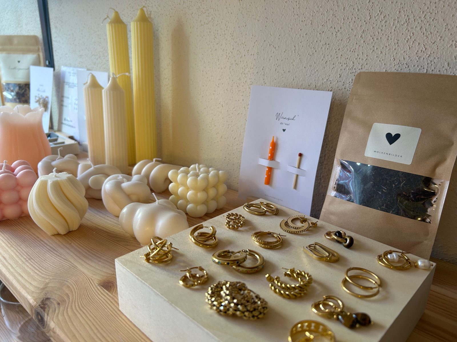 Schmuckstücke wie Ohrringe aus 100% Edelstahl