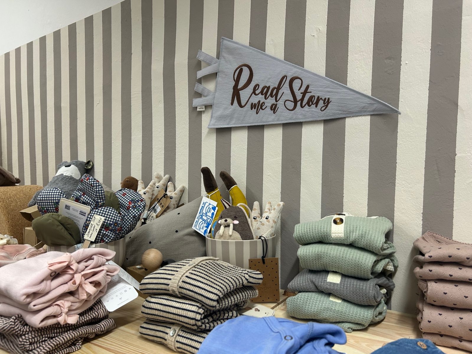 Kleidungsstücke in wohligen Pastellfarben