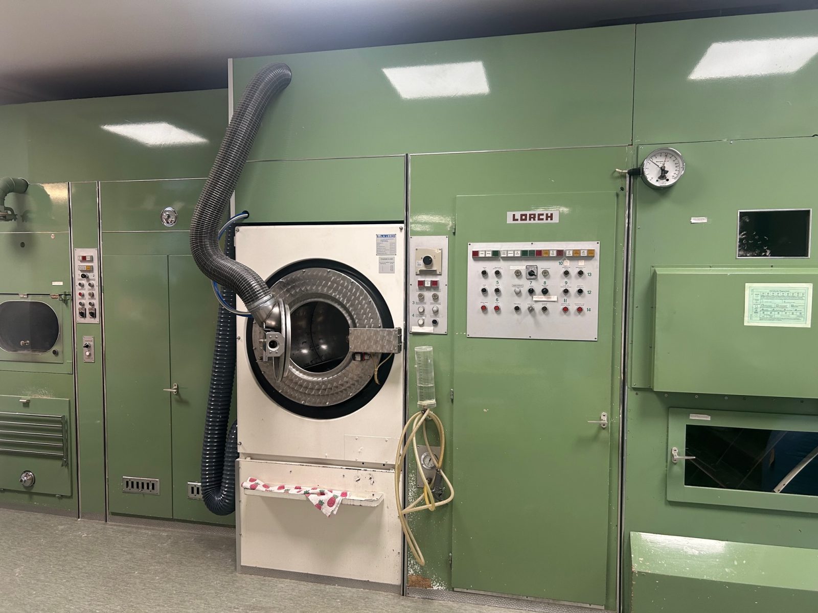 hoch professionelle Waschanlage bei Betten Huber