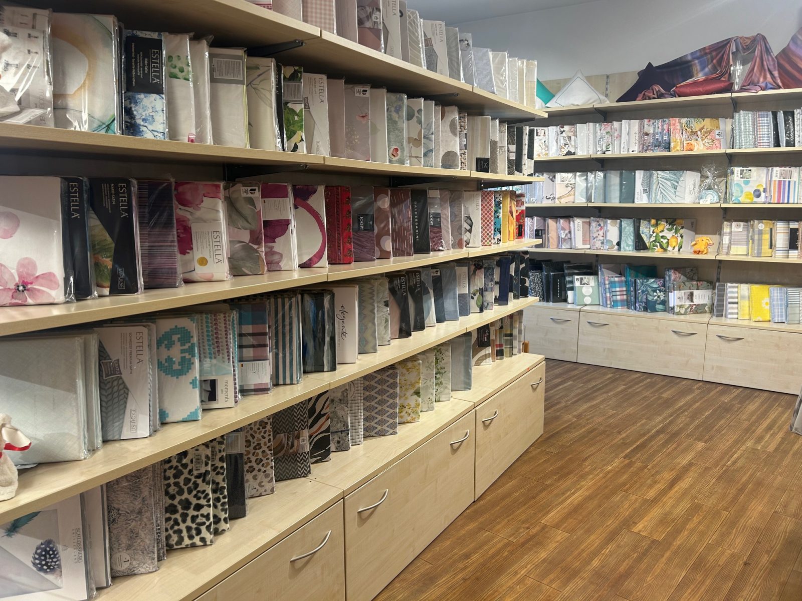 Das Sortiment ist vielfältig: von Betttüchern, Bettwäsche, Bettauflagen bis hin zu Frottierwaren.