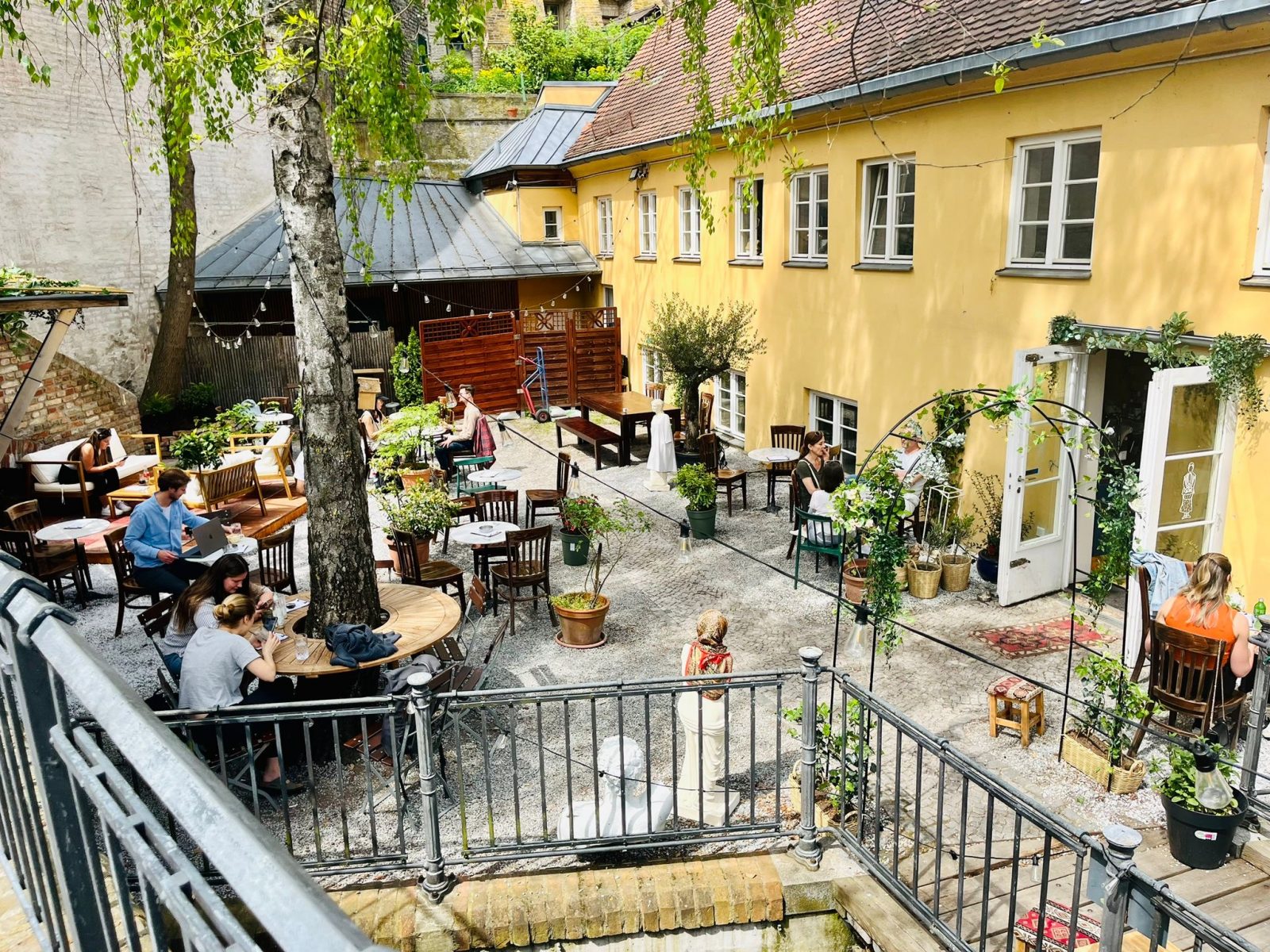 Café Nene- eine Oase im Liliom Kino