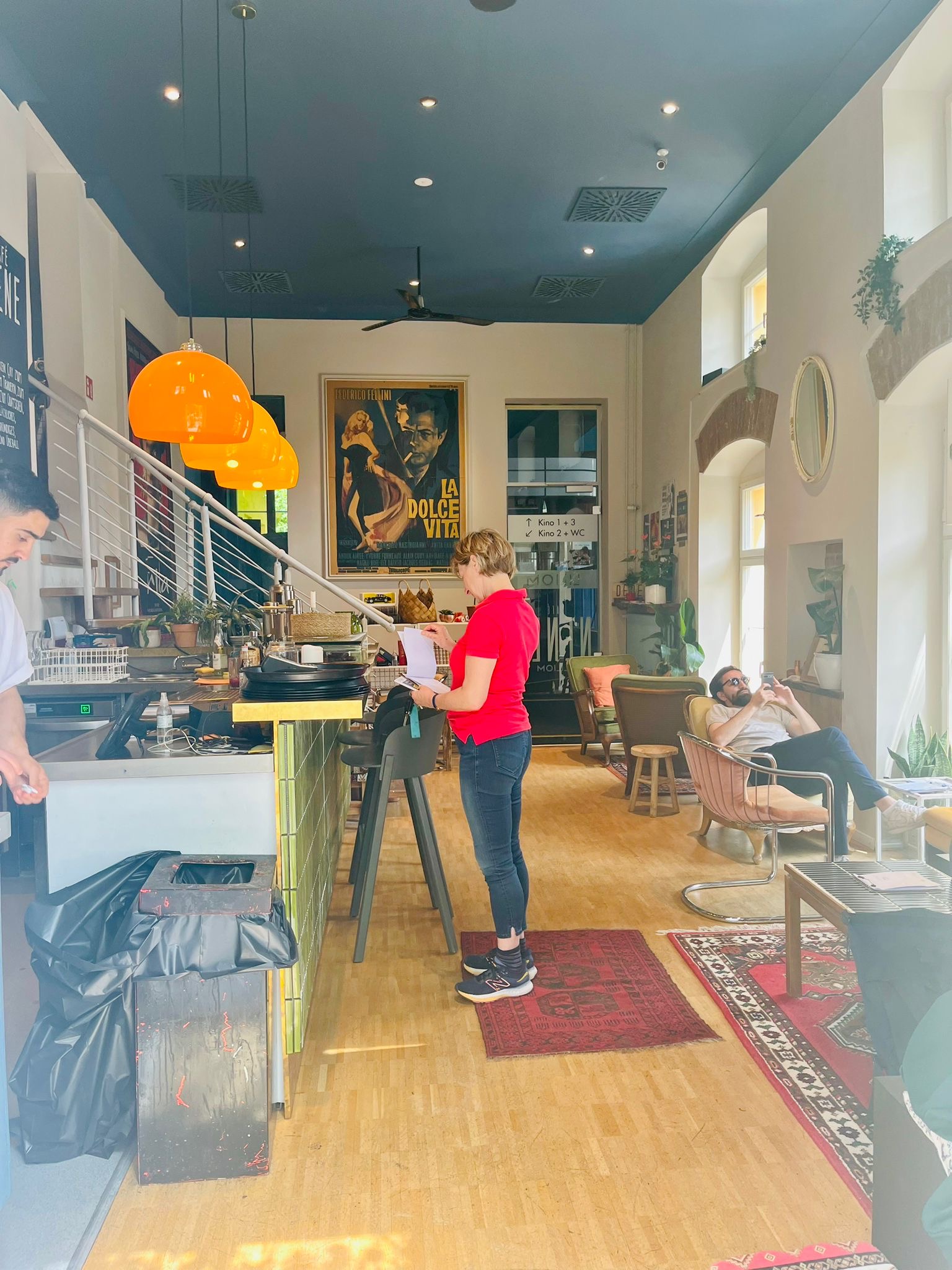 bequeme Sofas oder bunt kombinierte Hocker