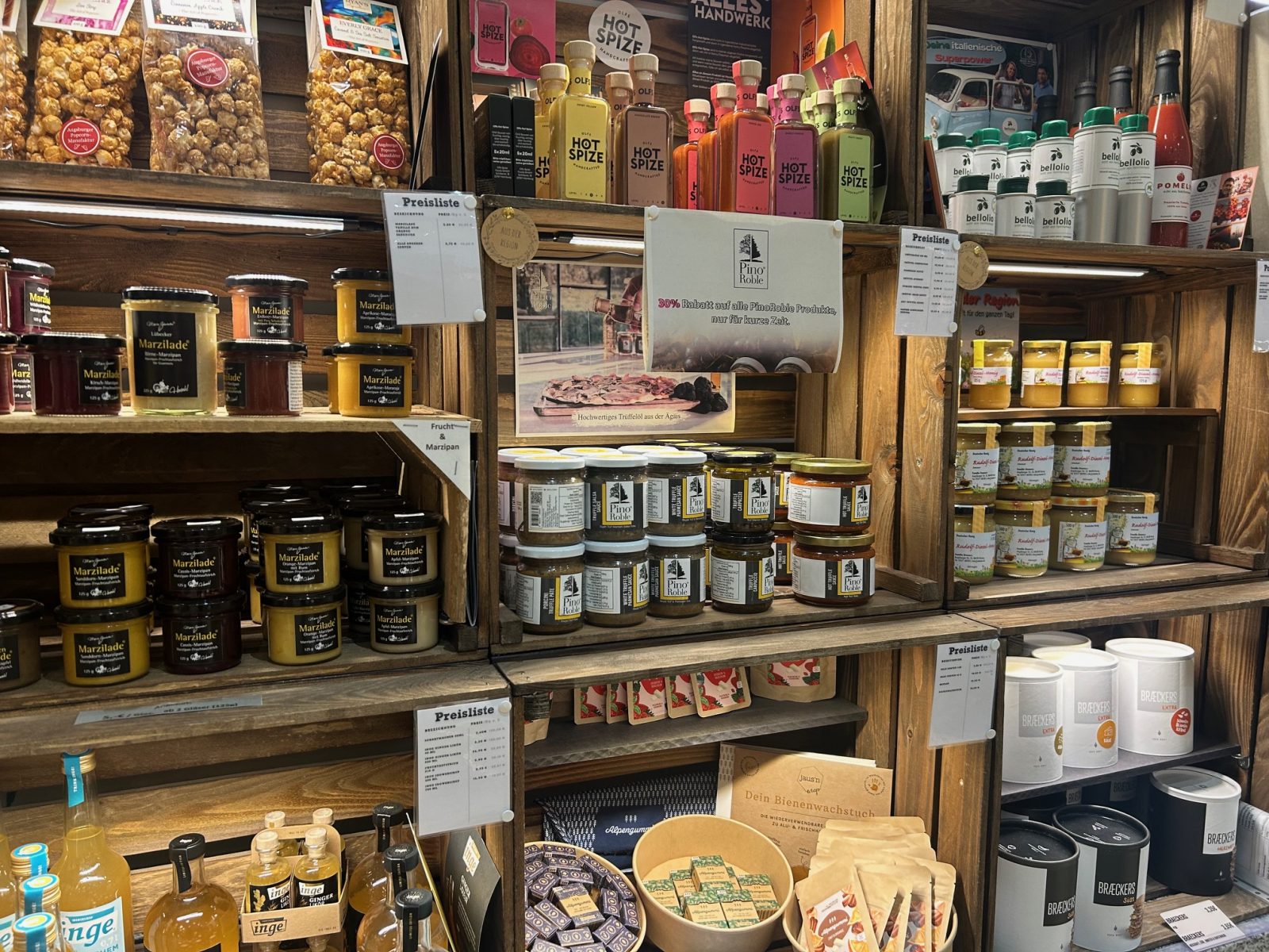 Über 300 kleine Holzkisten