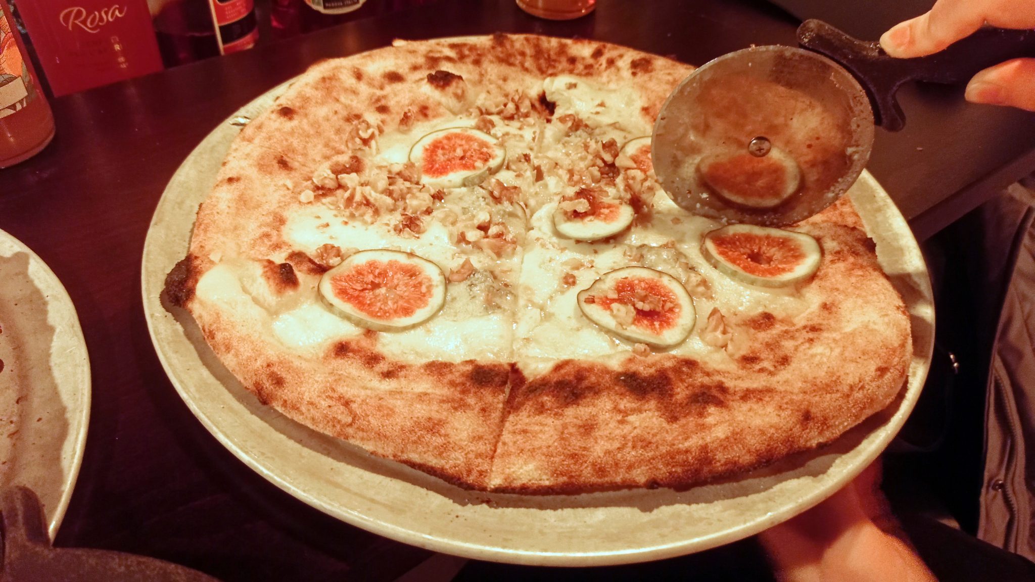 Pizza “Paulie Walnuts mit feinen Walnüssen und Feigen