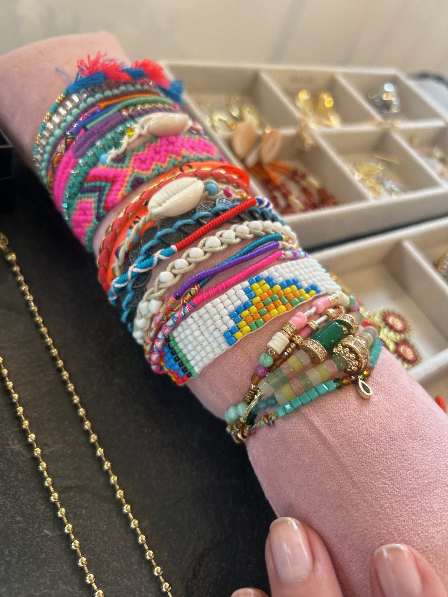 bunte stylische Armbänder sorgen für Urlaubsflair
